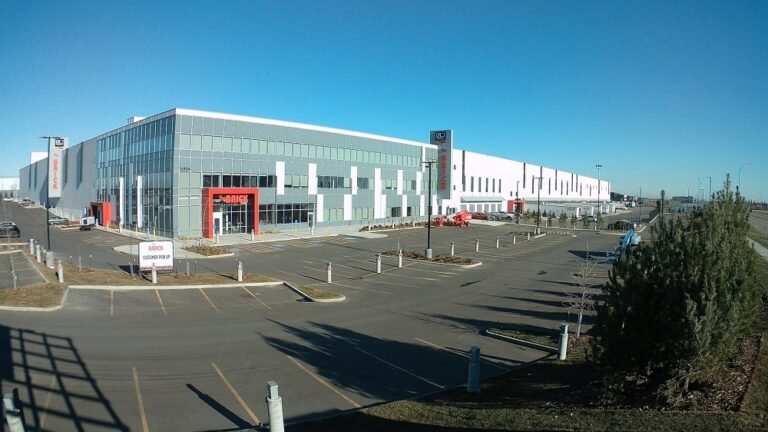 LFL’s latest facility combines a model’s headquarters with a distribution heart.